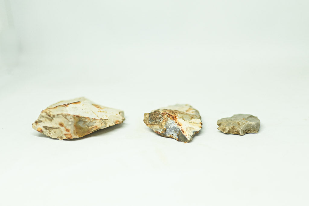 Trzy neolityczne narzędzia