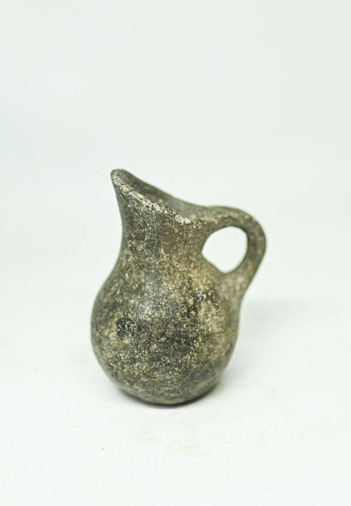 Ceramiczny dzban z Bliskiego Wschodu