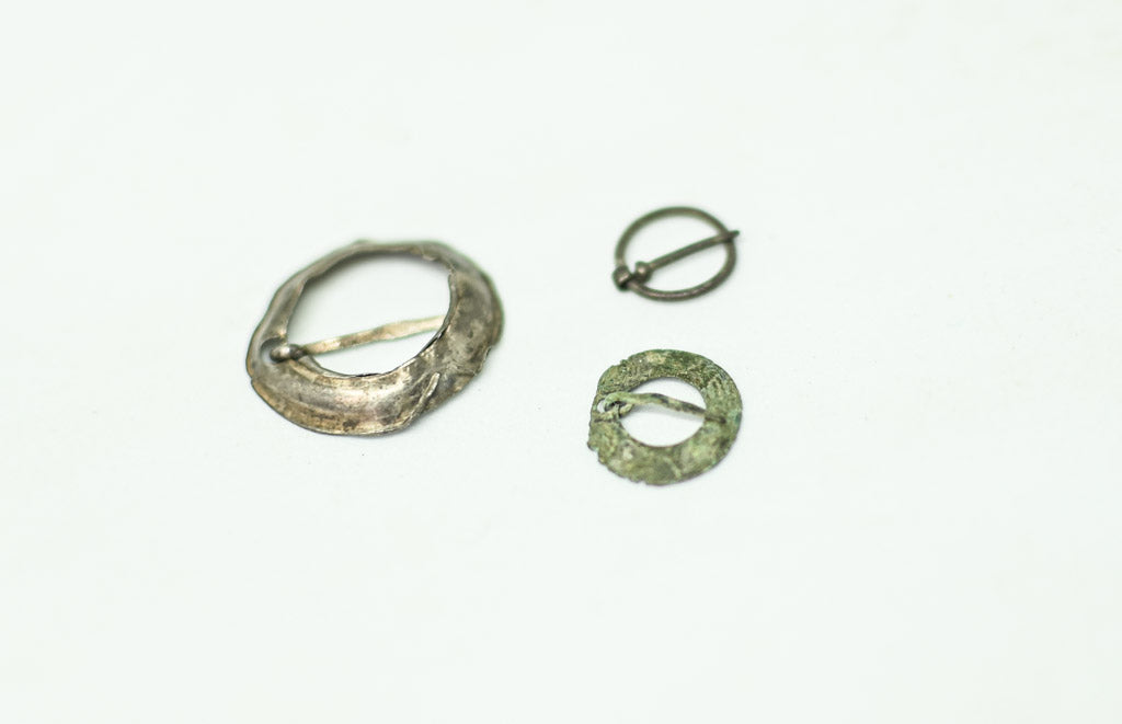 Trzy średniowieczne srebrne broszki