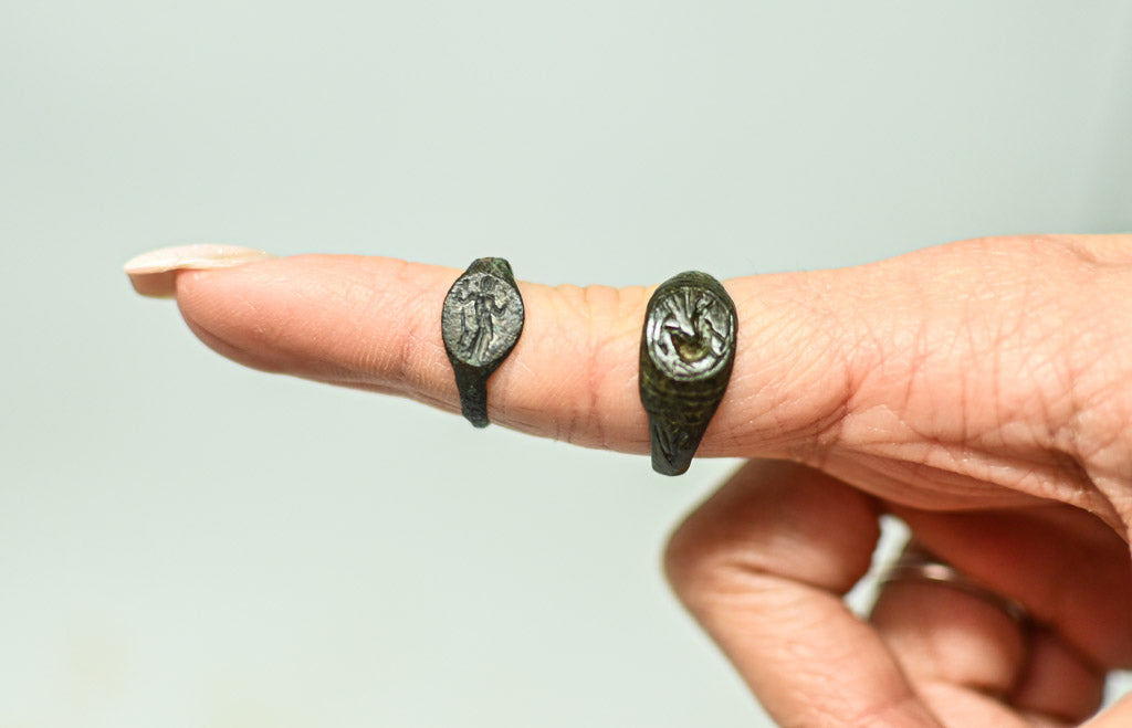 Para starożytnych rzymskich pierścionków z brązu