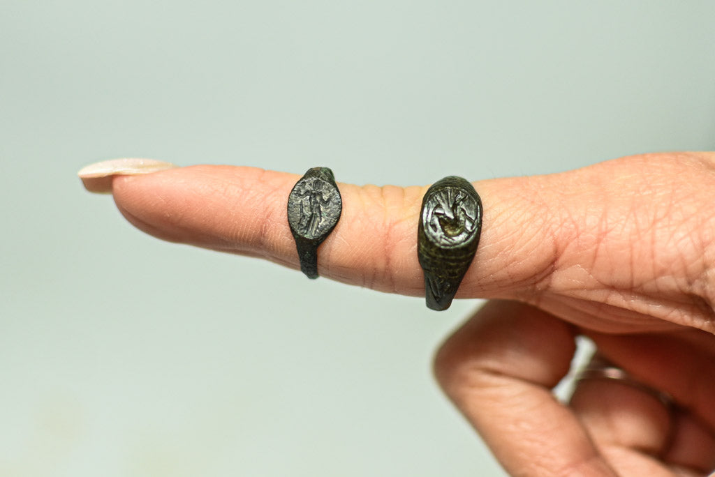 Para starożytnych rzymskich pierścionków z brązu