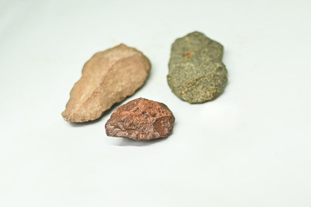 Zestaw paleolitycznych narzędzi kamiennych