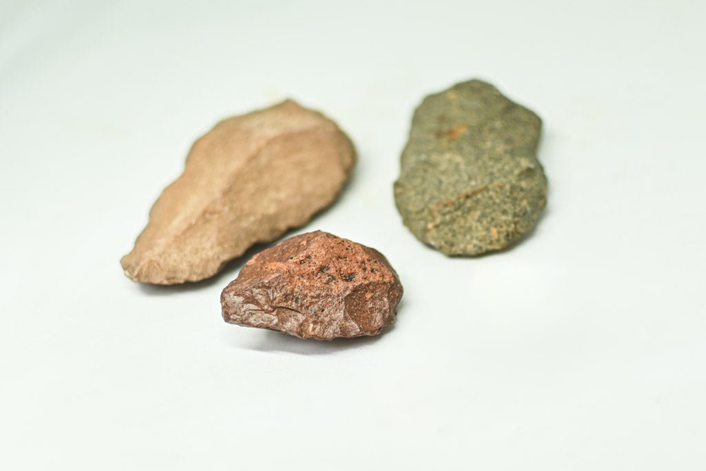 Zestaw paleolitycznych narzędzi kamiennych